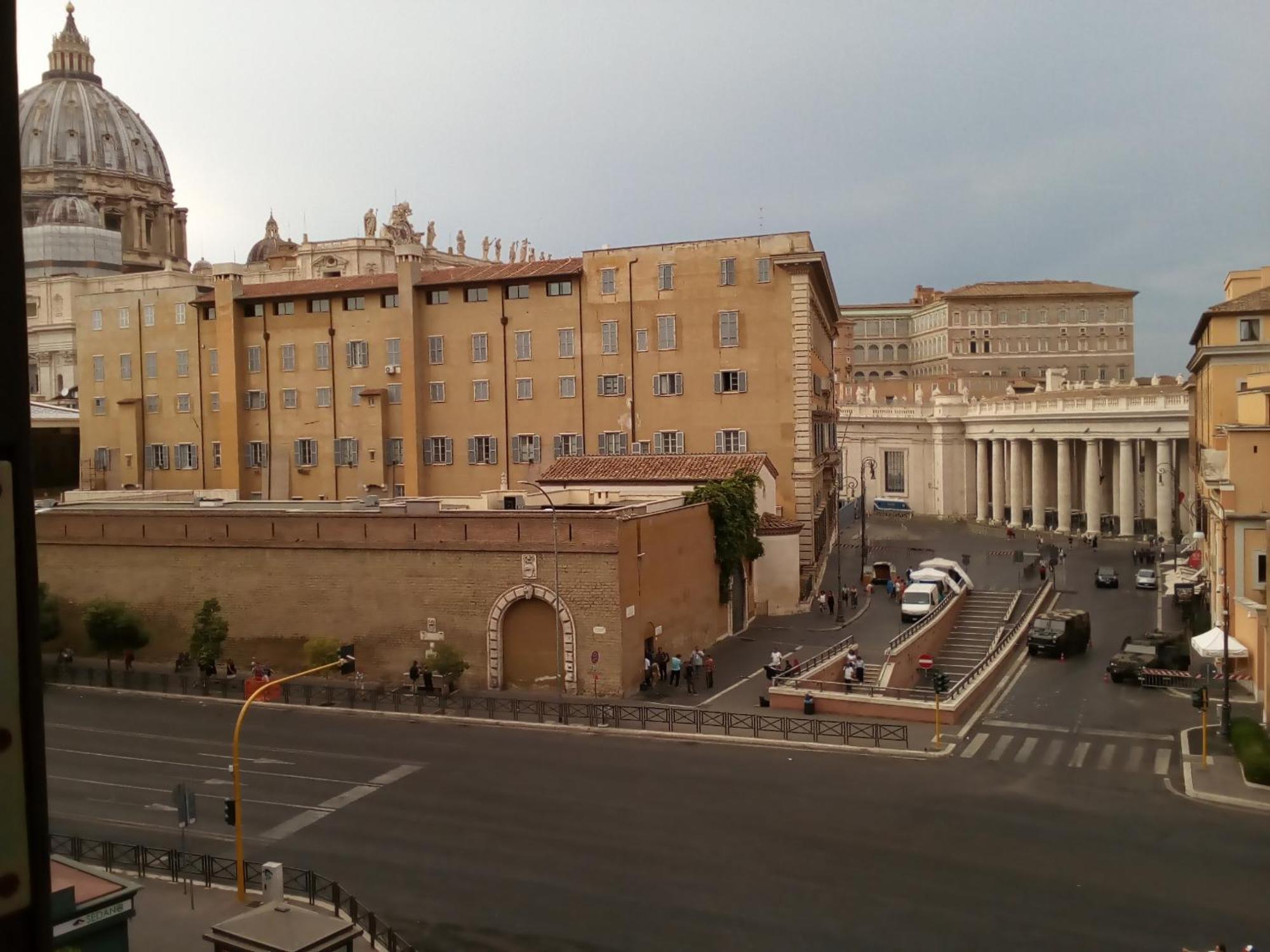 Steps From The Vatican Guesthouse Ngoại thất bức ảnh